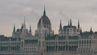 世界著名的匈牙利议会大厦位于布达佩斯，在多云的天气里采用哥特式风格。